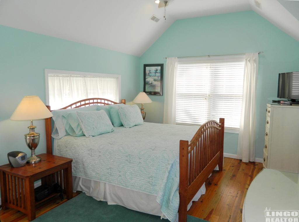 masterbedroom1 33 BROOKLYN AVENUE  Rental Property