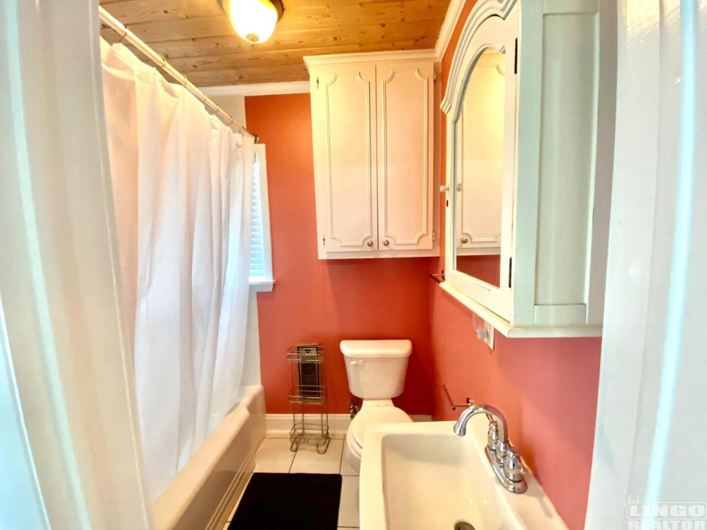 86th1stbath 8 6TH STREET  Rental Property