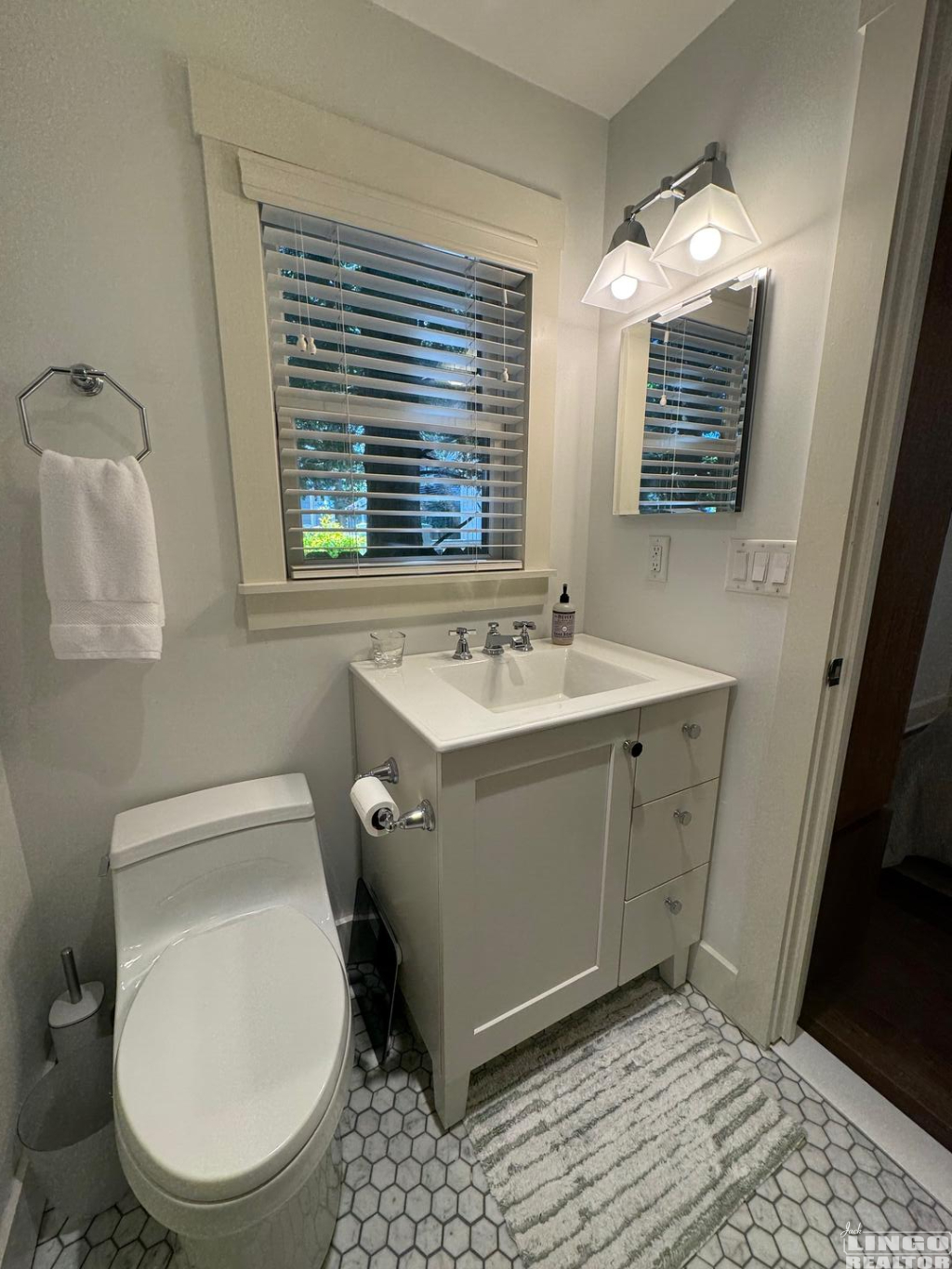 image9 164 HENLOPEN AVENUE #2  Rental Property