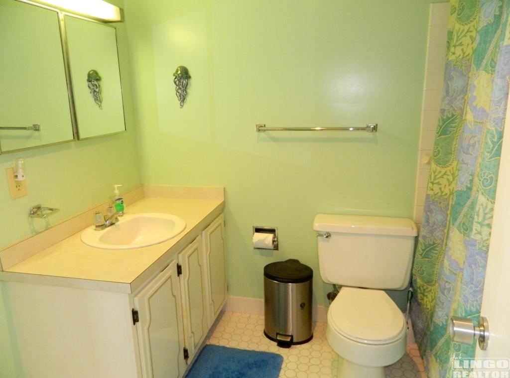 Mariners_220_bathroom 220 MARINERS COURT  Rental Property