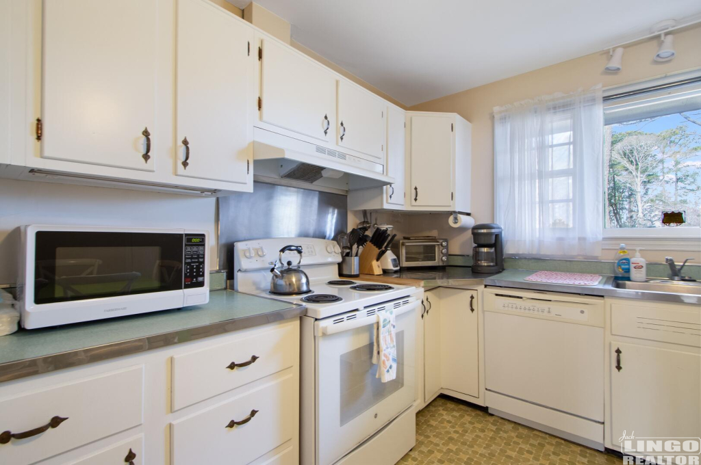 img_9869+(1) 38 ROLLING ROAD  Rental Property