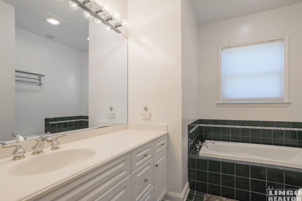 16+Collins+bath 16 COLLINS AVENUE Rental Property