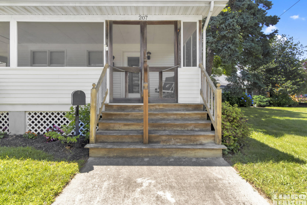 img_3546_639 207 BAYARD AVENUE Rental Property