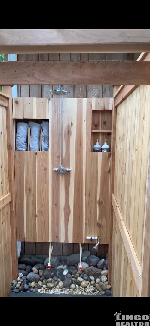 outside+shower 15 GLADE CIRCLE EAST Rental Property