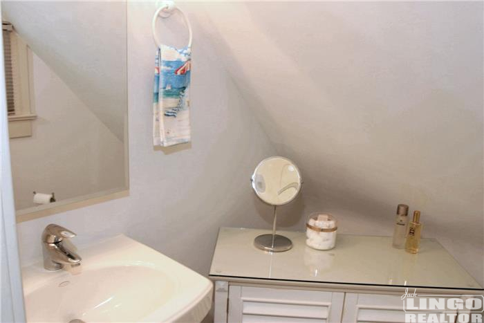 Web_Cottage-Powder_Room 125 LAKE DRIVE  Rental Property