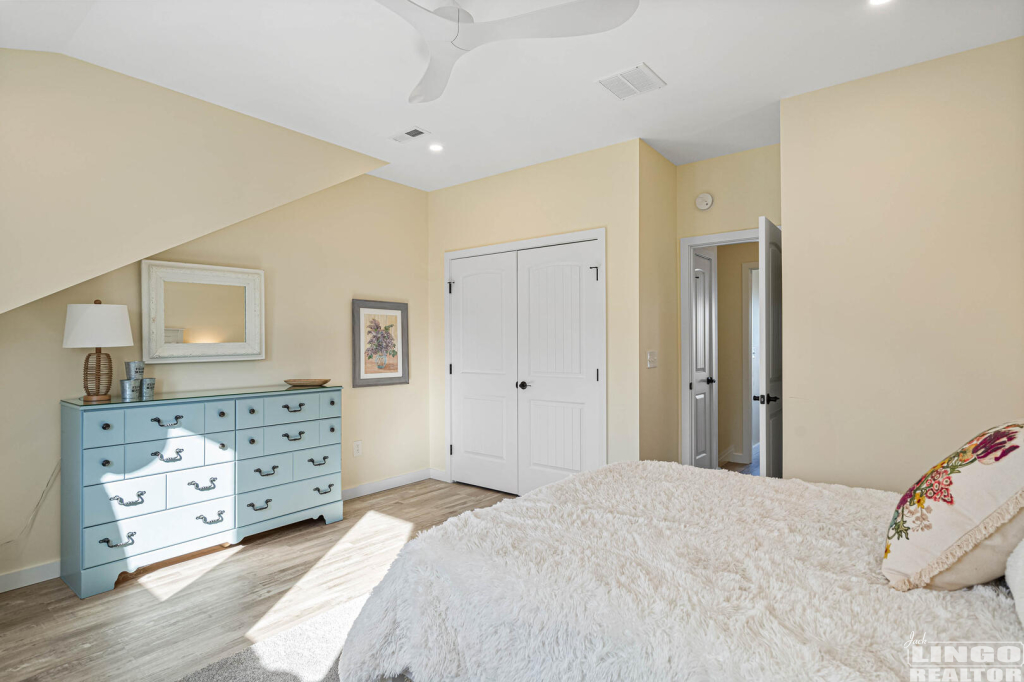 33+seastrandd-27 2 SEA STRAND COURT #33 Rental Property