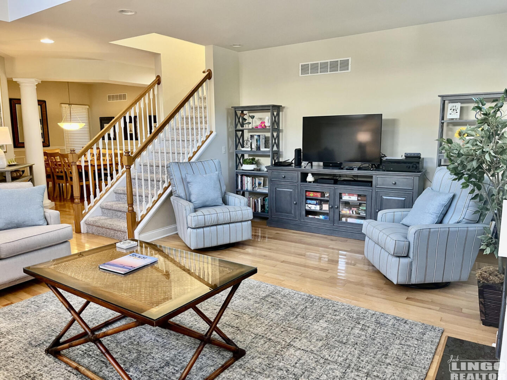 15+state+living+room 15 STATE ROAD  Rental Property