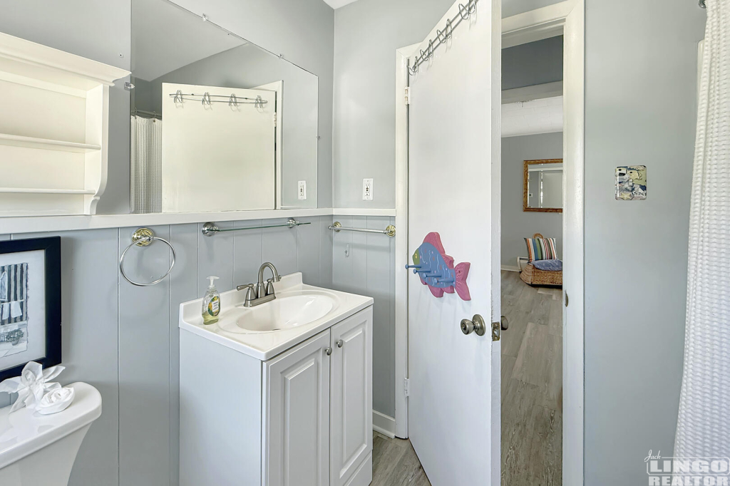 301+Savannah+Bathroom 301 E Savannah Road Rental Property