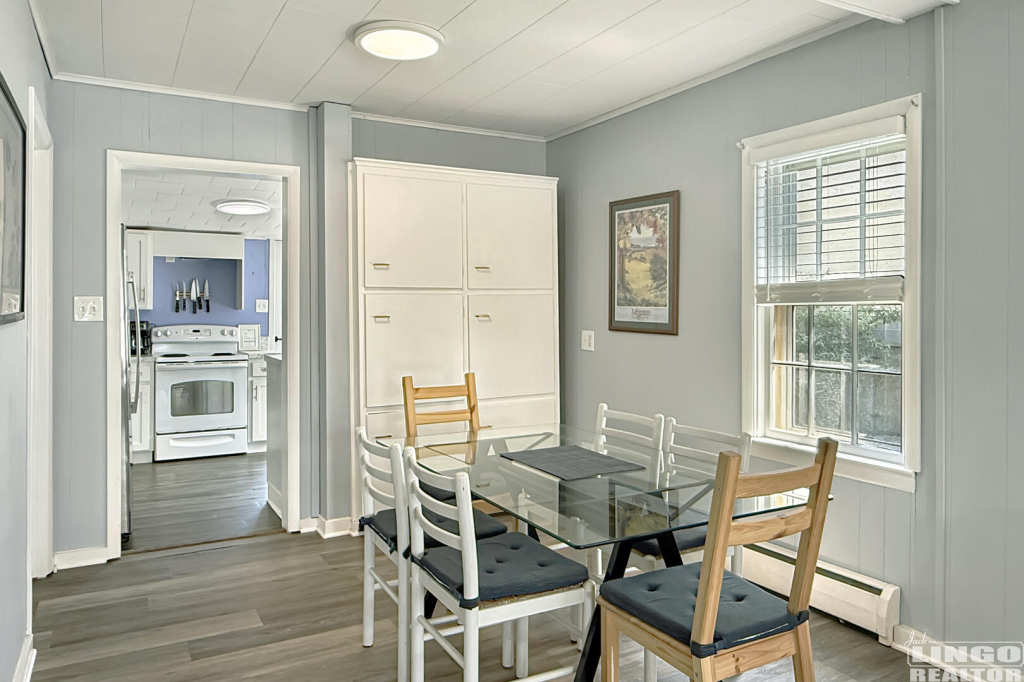 301+Savannah+Dining+1 301 E Savannah Road Rental Property