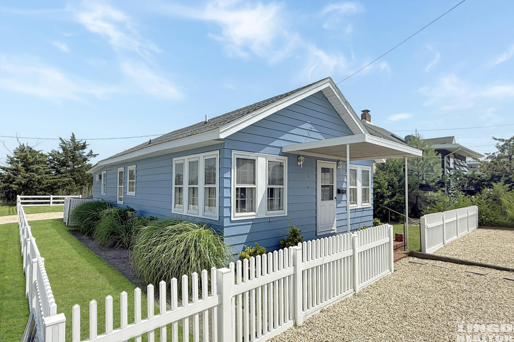 301+Savannah+Exterior+1 301 E Savannah Road Rental Property