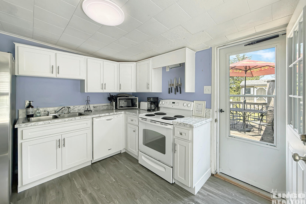301+Savannah+Kitchen+1 301 E Savannah Road Rental Property