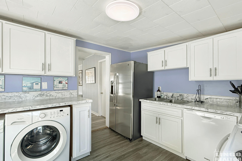 301+Savannah+Kitchen+2 301 E Savannah Road Rental Property