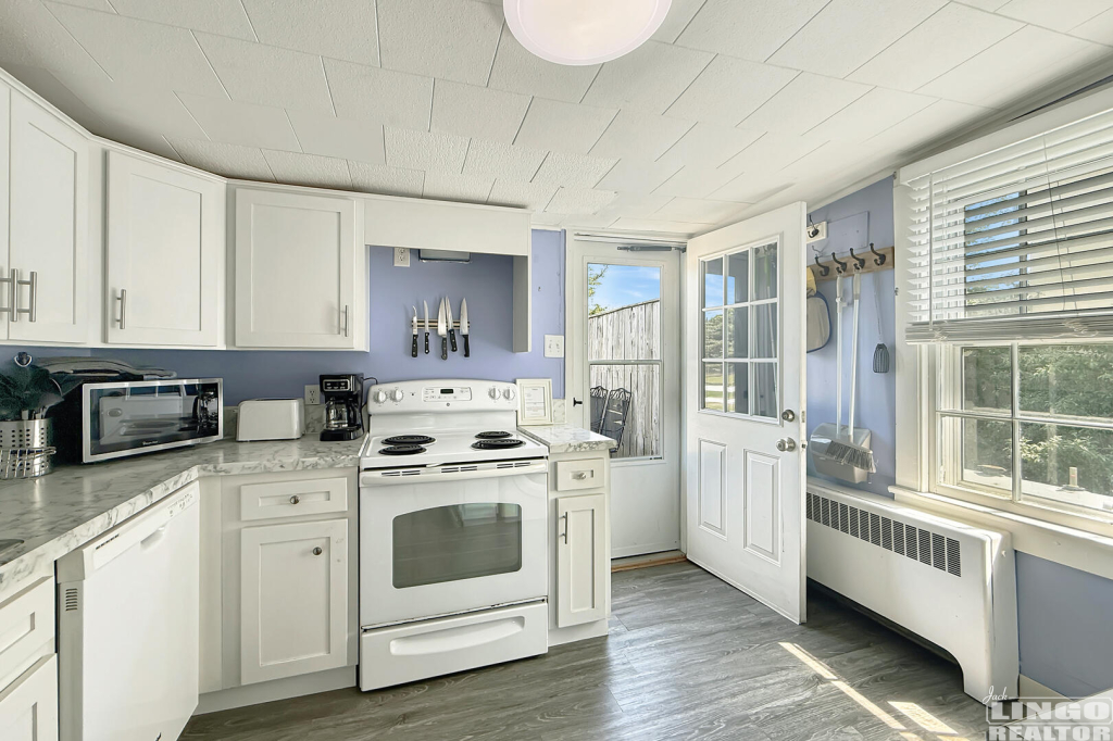301+Savannah+Kitchen+3 301 E Savannah Road Rental Property