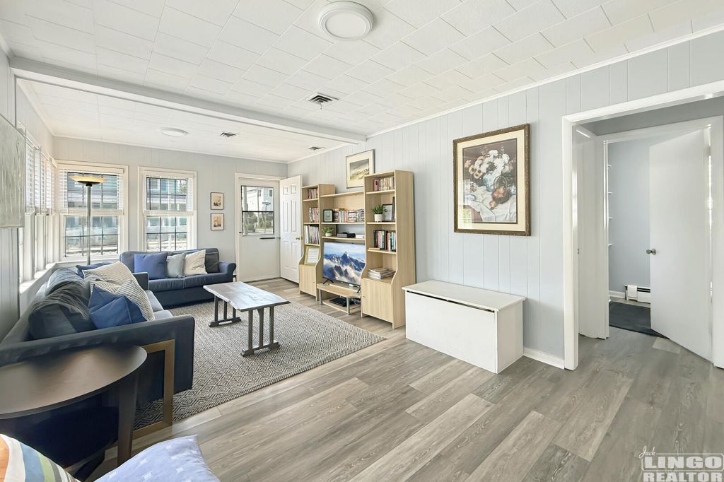 301+Savannah+Living+4 301 E Savannah Road Rental Property