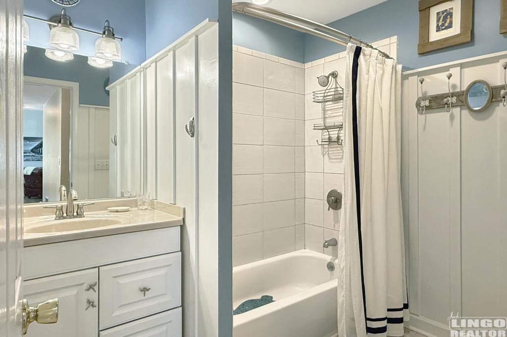 104+Cape+Shores+Bathroom+1 104 W Cape Shores Drive Rental Property