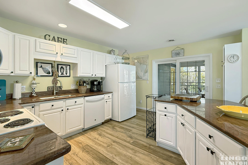 104+Cape+Shores+Kitchen+1 104 W Cape Shores Drive Rental Property