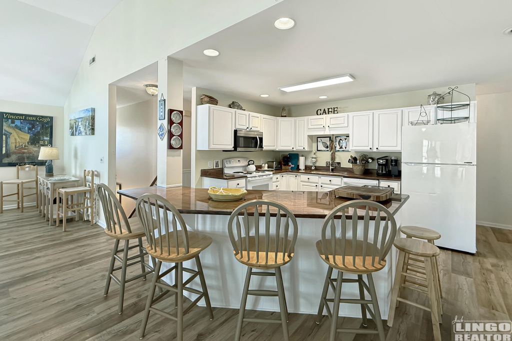 104+Cape+Shores+Kitchen+2 104 W Cape Shores Drive Rental Property