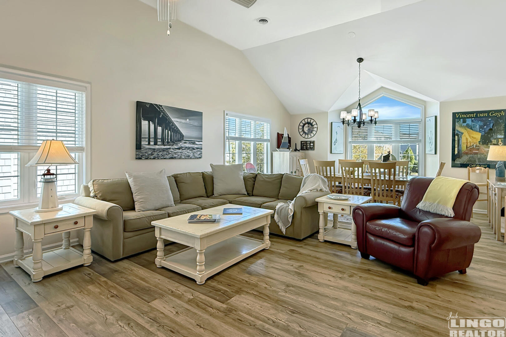 104+Cape+Shores+Upper+Living+1 104 W Cape Shores Drive Rental Property
