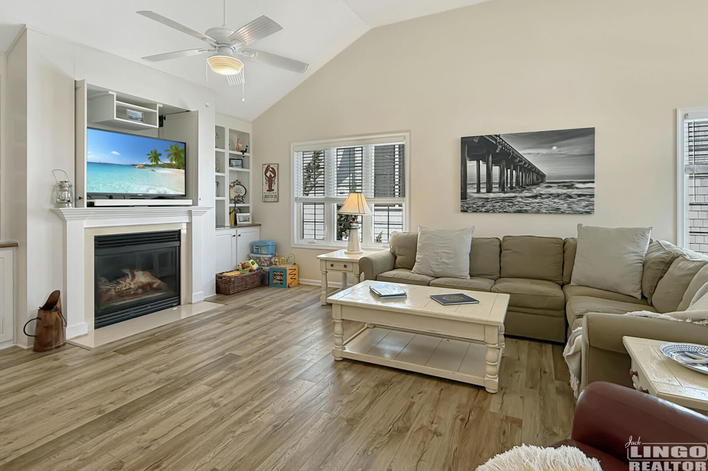 104+Cape+Shores+Upper+Living+3 104 W Cape Shores Drive Rental Property