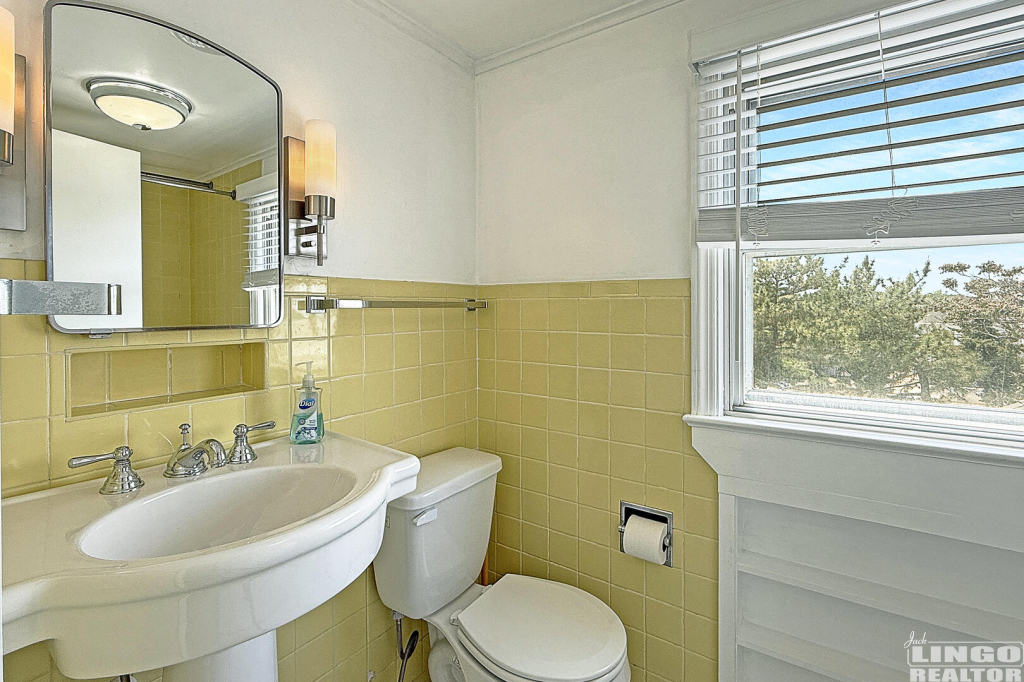 1207+Bay+Ave+Bathroom+2  Rental Property