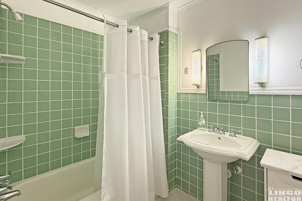 1207+Bay+Ave+Bathroom  Rental Property