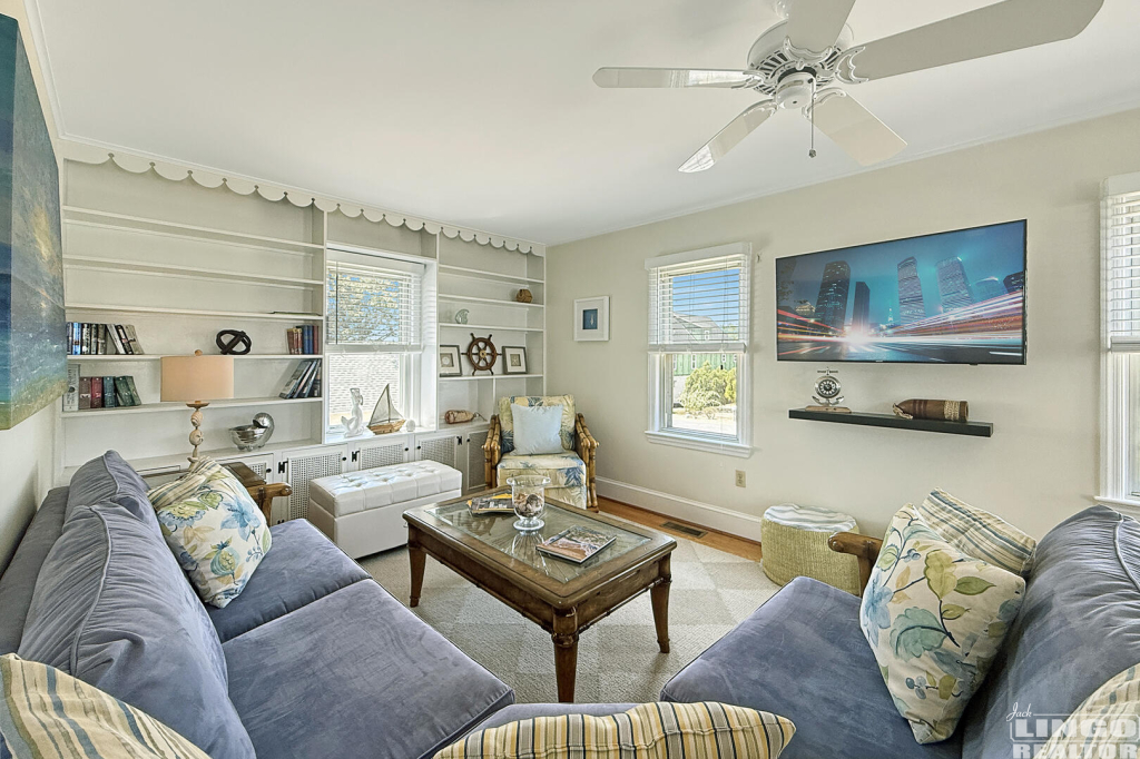 1207+Bay+Ave+Living+3 Rentals Results