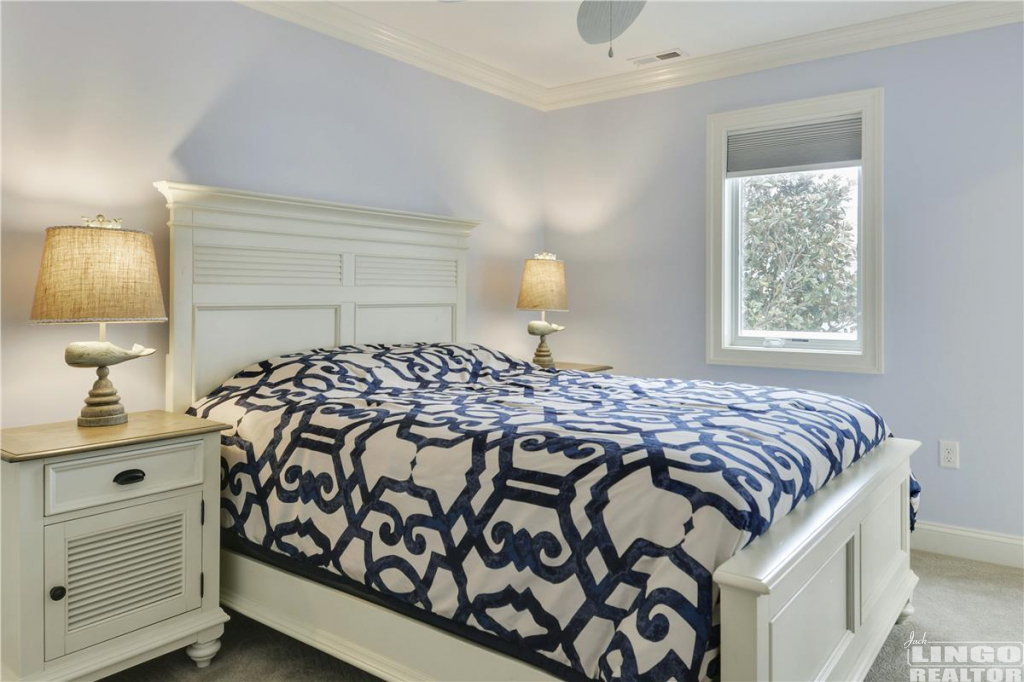 Middle_Level-Bedroom-_DSC6065 110 W Cape Shores Drive Rental Property