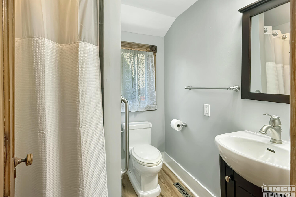 343+Market+Rear+Bath 343 Market Street Rental Property