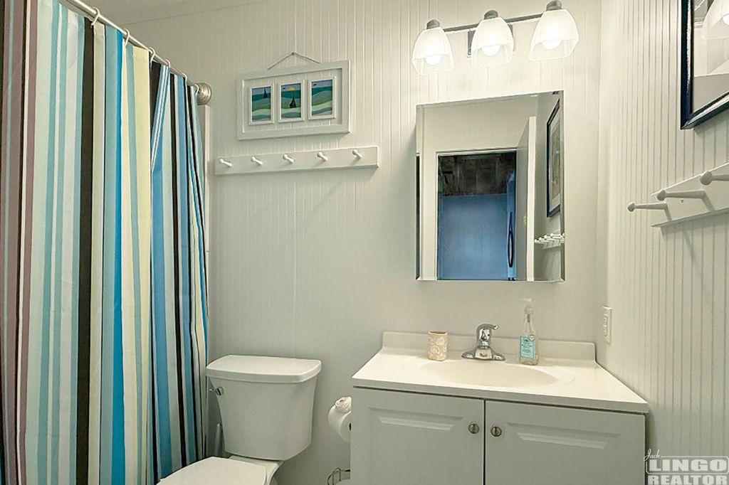 16+Pilot+Point+Bathroom 16 Pilot Point Rental Property