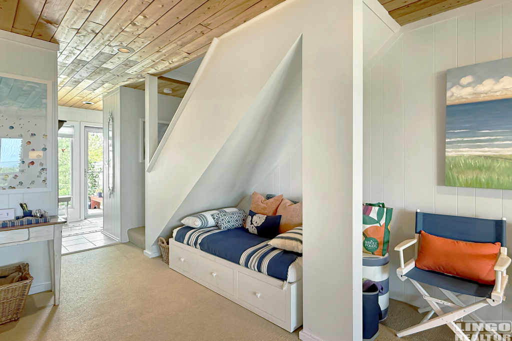 16+Pilot+Point+Stairway+Bunk 16 Pilot Point Rental Property