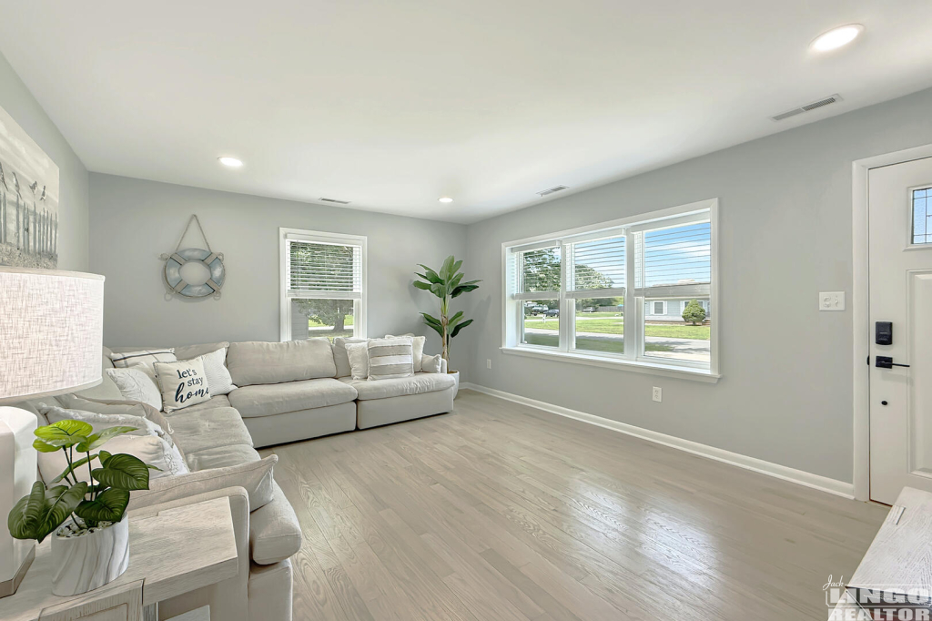 4+Tiffany+Dr+Living+2 4 Tiffany Drive Rental Property