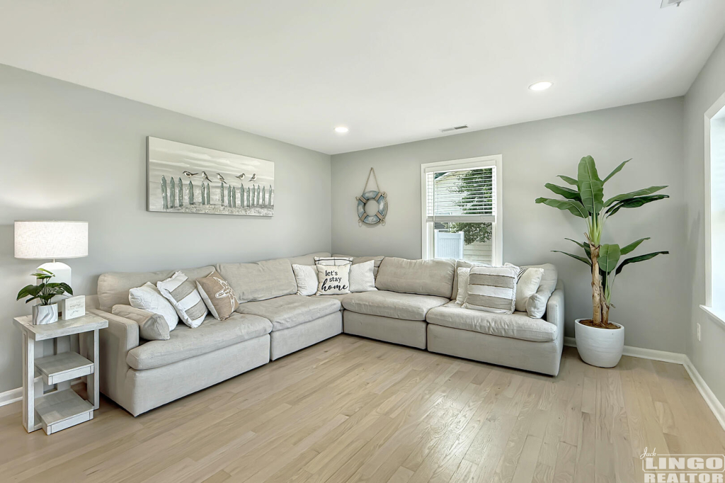 4+Tiffany+Dr+Living+3a 4 Tiffany Drive Rental Property