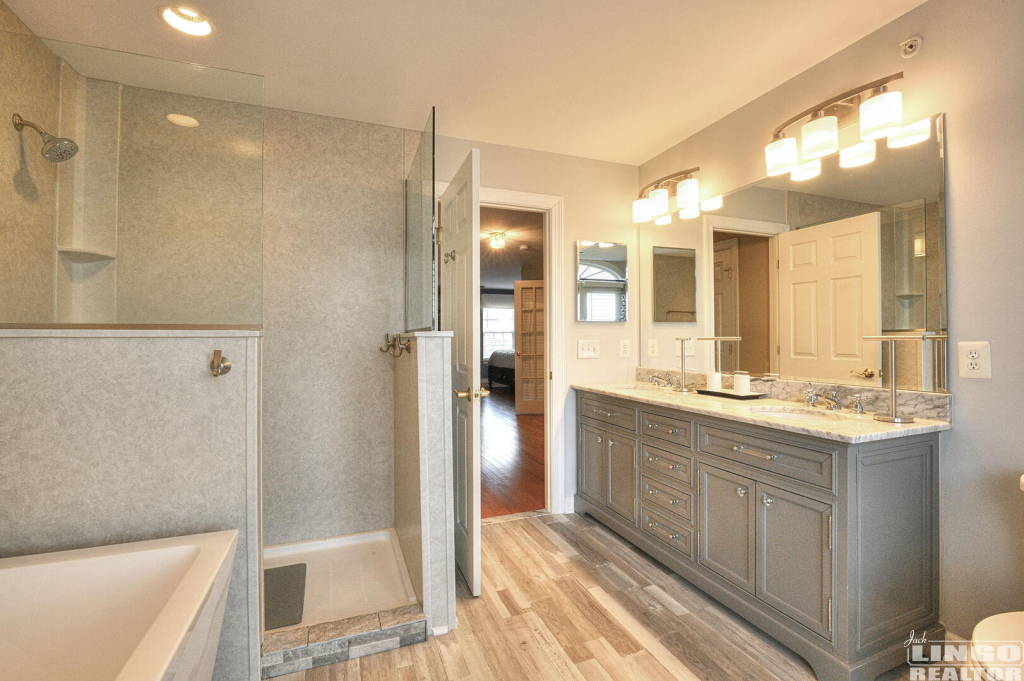 33221+W+Edgemoor+Primary+Bathroom 33221 W Edgemoor Street Rental Property