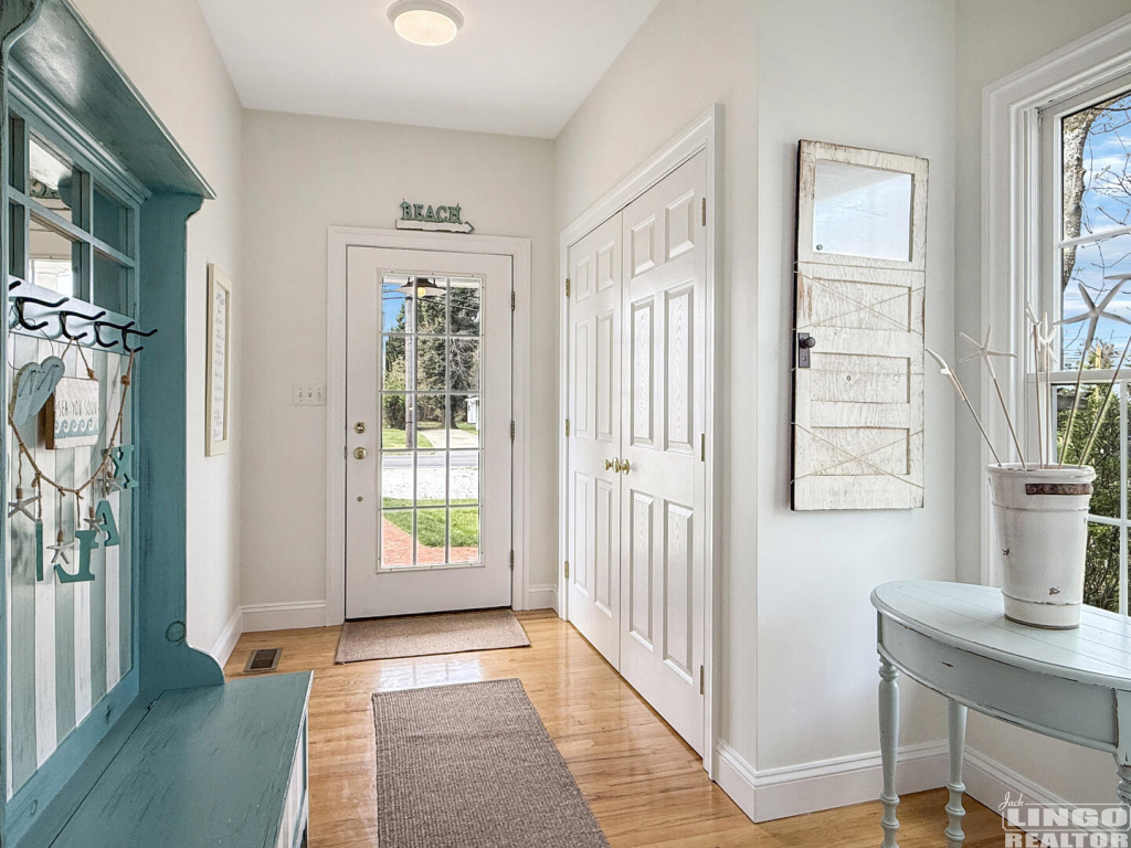 105+New+Rd+Foyer 105 New Road Rental Property