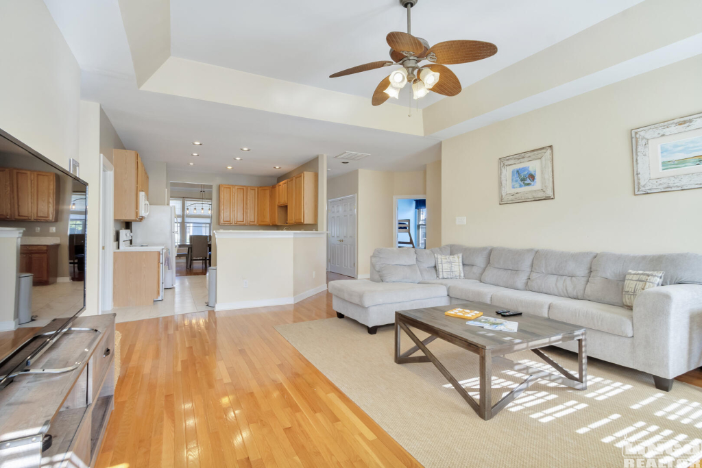 021_img_2365_470 33151 W. Chesapeake St Rental Property